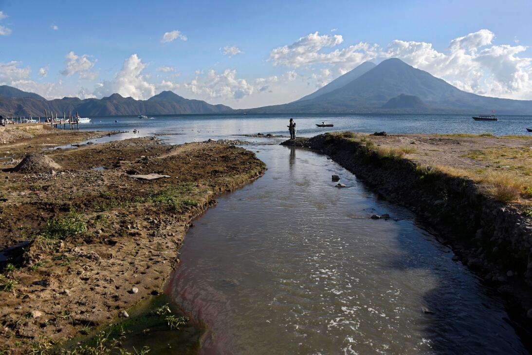 En fotos: las amenazas ambientales del lago Atitlán de Guatemala gettyim...