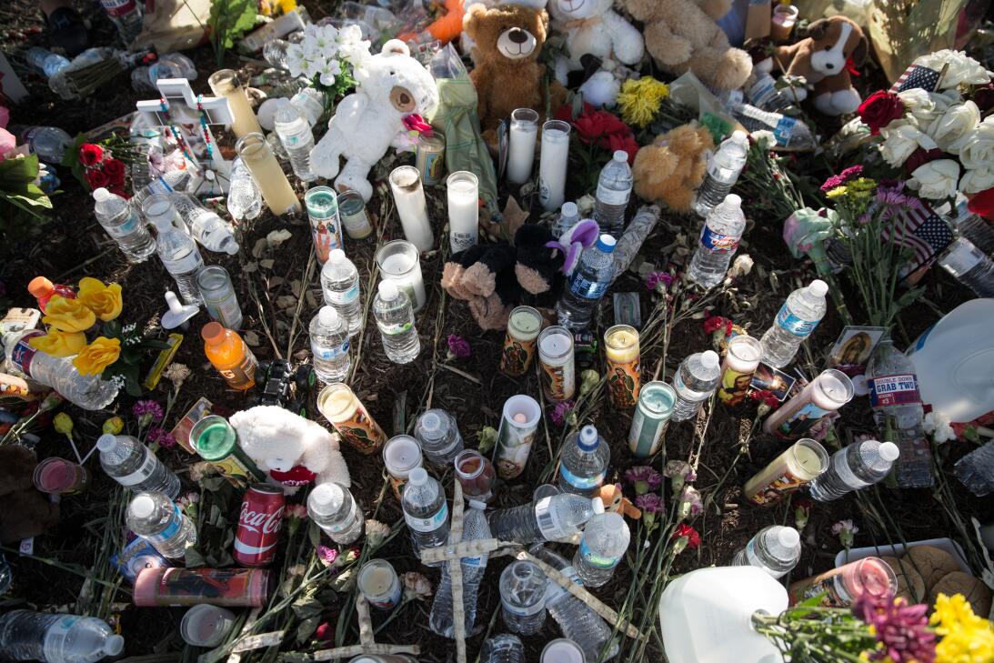 En fotos: Rezos, agua y flores para despedir a los inmigrantes muertos e...