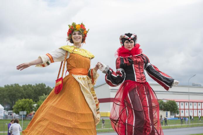 Hermosos trajes y mucho colorido de la afición en Rusia para el juego po...
