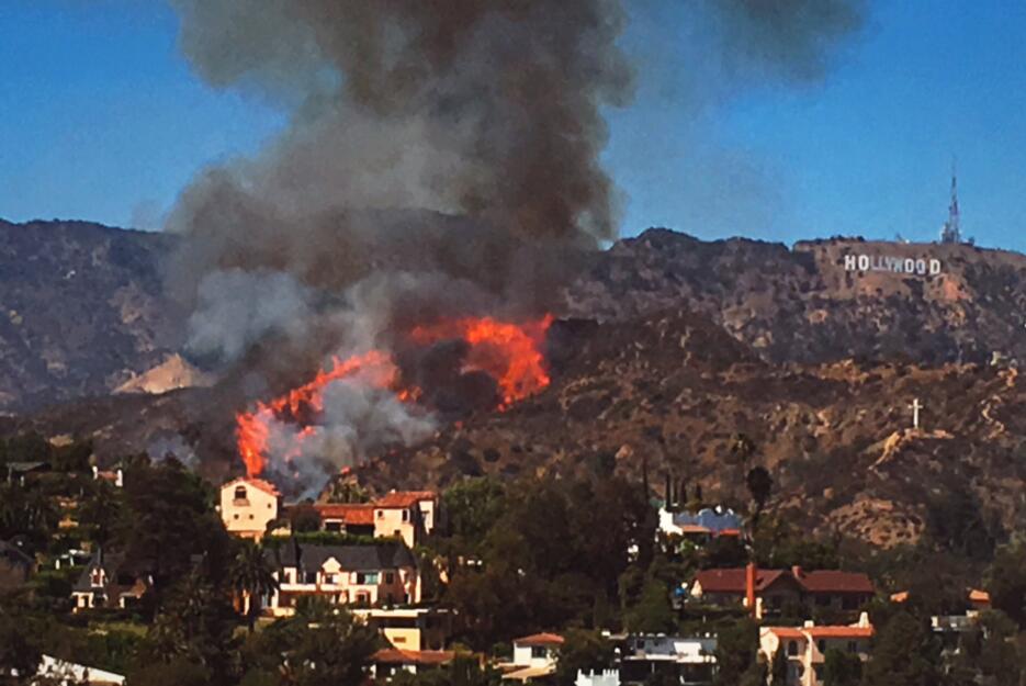 Las llamas están cerca del letrero de Hollywood.