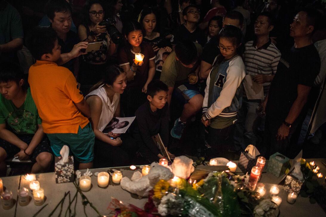 Image result for Nunca va a ser lo mismo": los sobrevivientes del tiroteo de Parkland se reencuentran entre abrazos, flores y velas