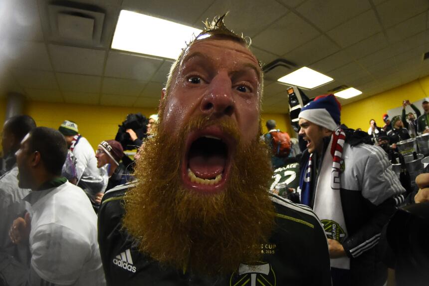 Los excéntricos festejos de Nat Borchers: ¡sus compañeros le cortan la b...