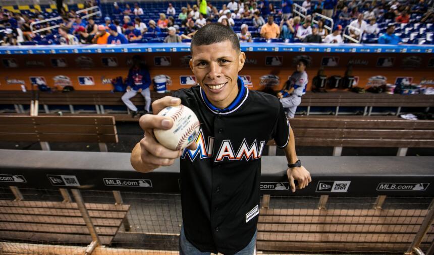 Román 'Rocky' Martínez lanzó la primera bola en juego de Marlins ROCKY%2...