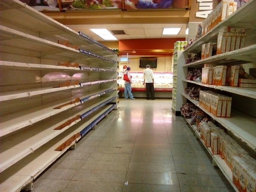 Estantes vacíos. Esto es lo que encuentran miles de venezolanos e...