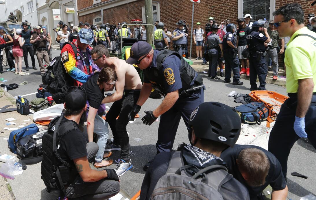 En fotos: Así fue el violento atropello durante una marcha de supremacis...