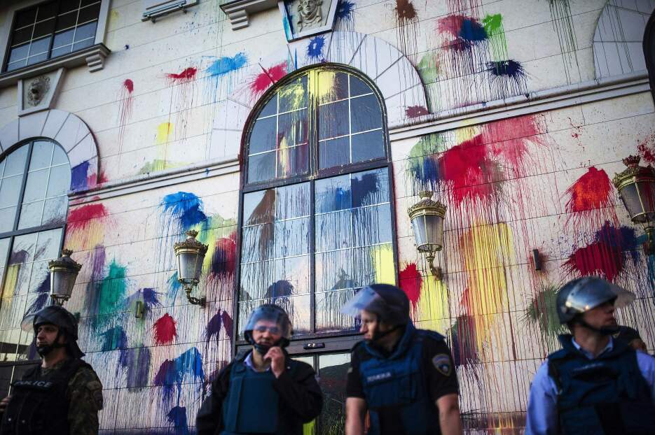 En lugar de lanzar ladrillos o bombas Molotov, arrojan bolas de pinturas...