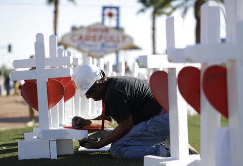 El jueves por la tarde, Greg Zanis llegó a Las Vegas las cruces de la ví...