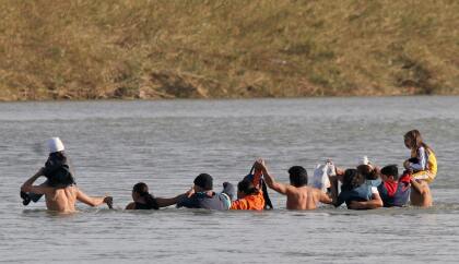 <b>Piedras Negras. </b>Siguiendo el recorrido del río por la frontera se encuentra Piedras Negras. En la fotografía de 2006, varios inmigrantes cruzan el Río Bravo hacia Estados Unidos en Piedras Negras, Estado de Coahuila, México.