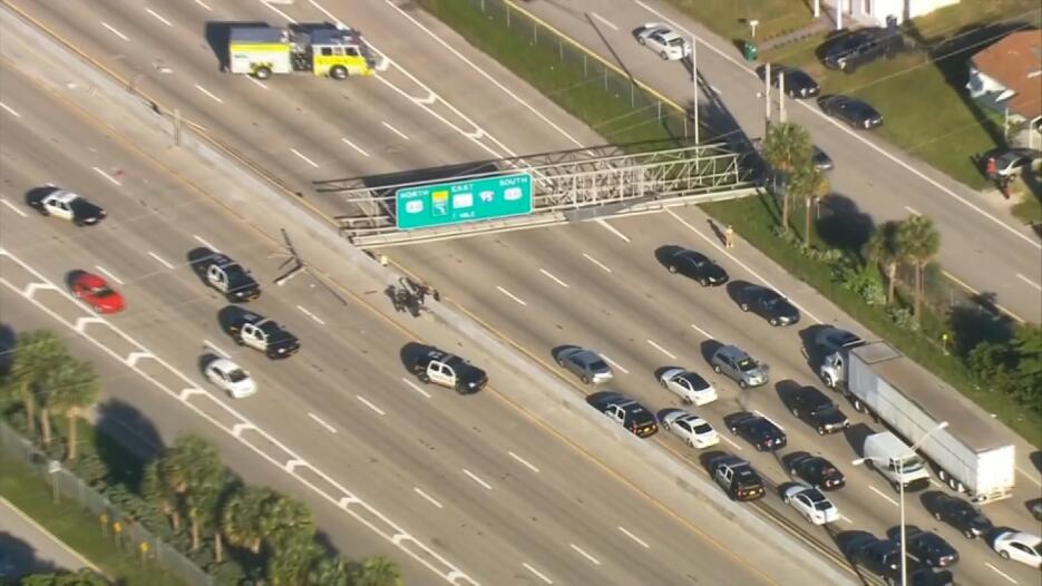 La autopista Palmetto fue cerrada al tráfico luego que camión derrumbara...