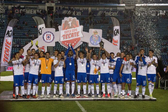 La fiesta de la victoria de Cruz Azul en su amistoso contra Porto 201707...
