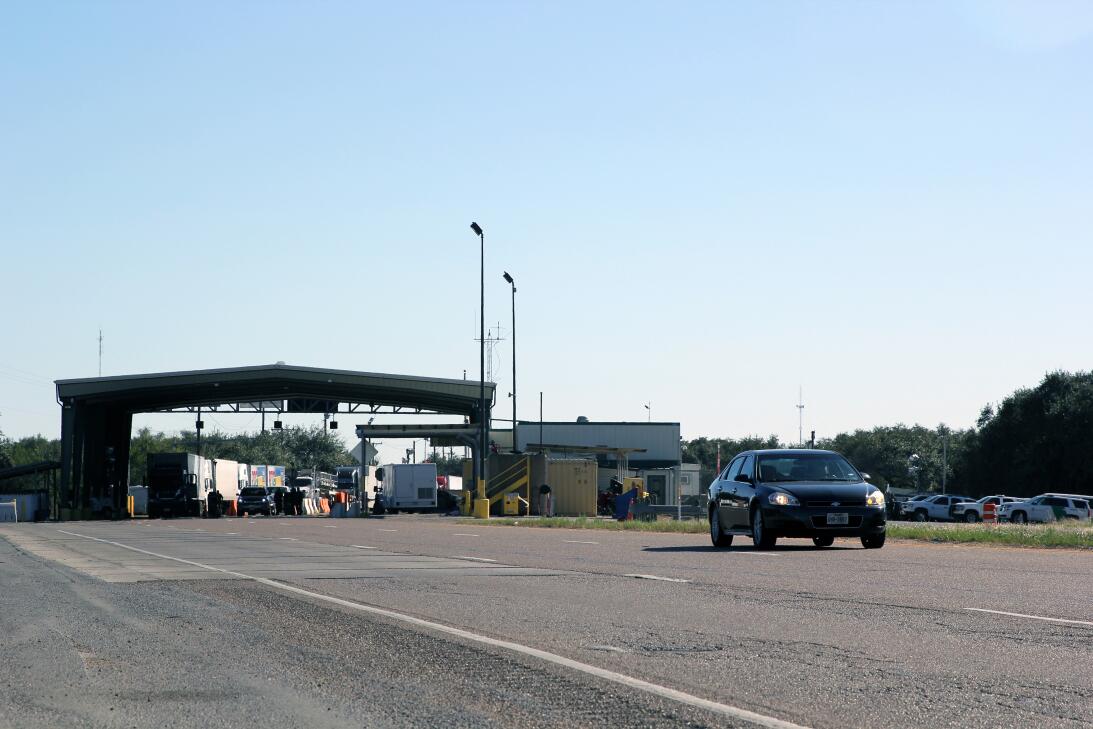 El debate se centra en las casi 2,000 millas que separan la frontera de...