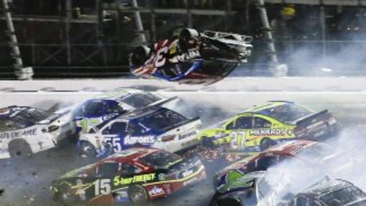 Impactante accidente en carrera de la serie Nascar deja al menos 30