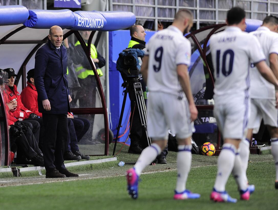 Benzema y James se lucen en la exhibición del Real Madrid ante el Eibar...