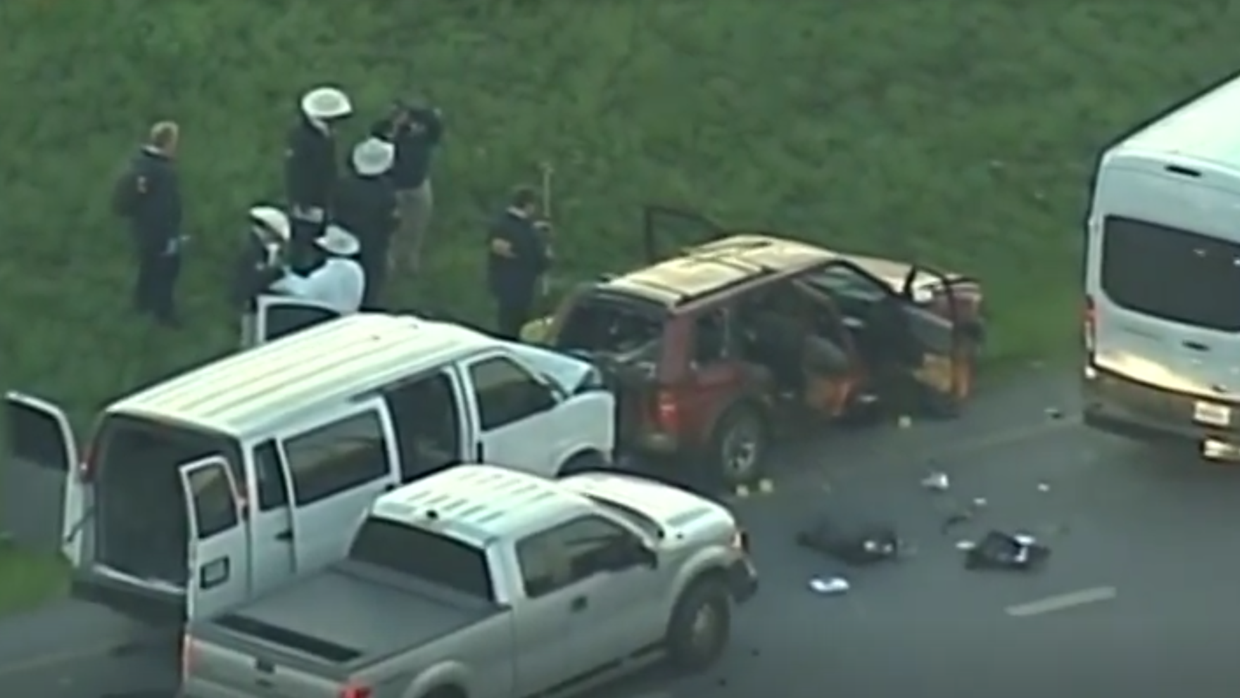 Policías junto al auto del sospechoso luego de que muriera tras una pers...