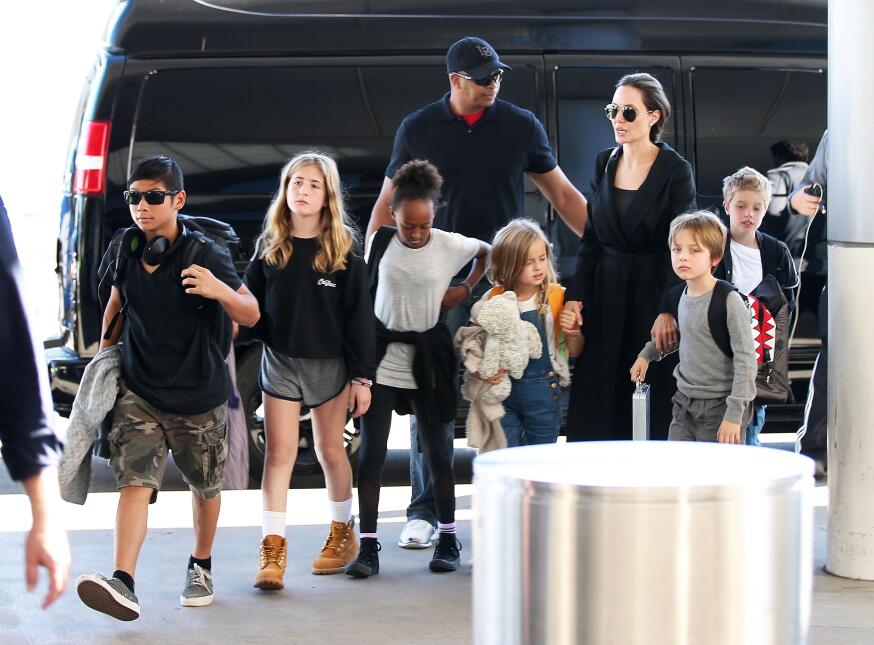 Angelina con sus hijos en el aeropuerto.