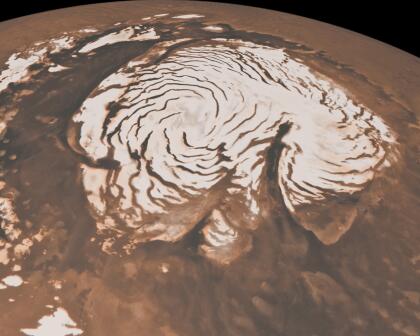 <b>Mars Global Surveyor, aÃ±o 1996.</b> Fue la primera misiÃ³n exitosa de la NASA a Marte en dos dÃ©cadas. La nave pasÃ³ aÃ±o y medio adaptando su Ã³rbita y en 1999 comenzÃ³ su principal tarea: hacer un mapa detallado del planeta rojo. La imagen es del polo norte de Marte, hecha con datos de esta misiÃ³n.