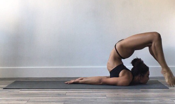 Conoce a la espectacular Jess Taras, una maestra que hace yoga al desnud...
