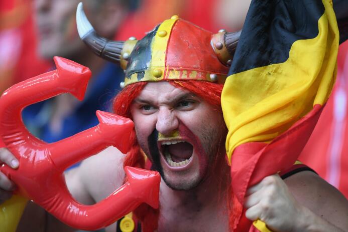 Los fans de Bélgica y Gales desbordaron la pasión en el Estadio de Lille...