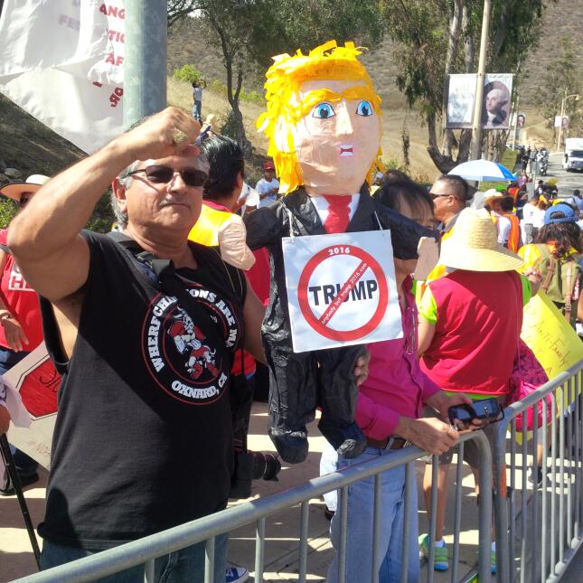 Activistas se dieron cita en las afueras de la biblioteca Ronald Reagan...