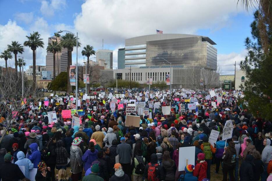 La Marcha de Mujeres hizo presencia en Arizona donde participaron miles...