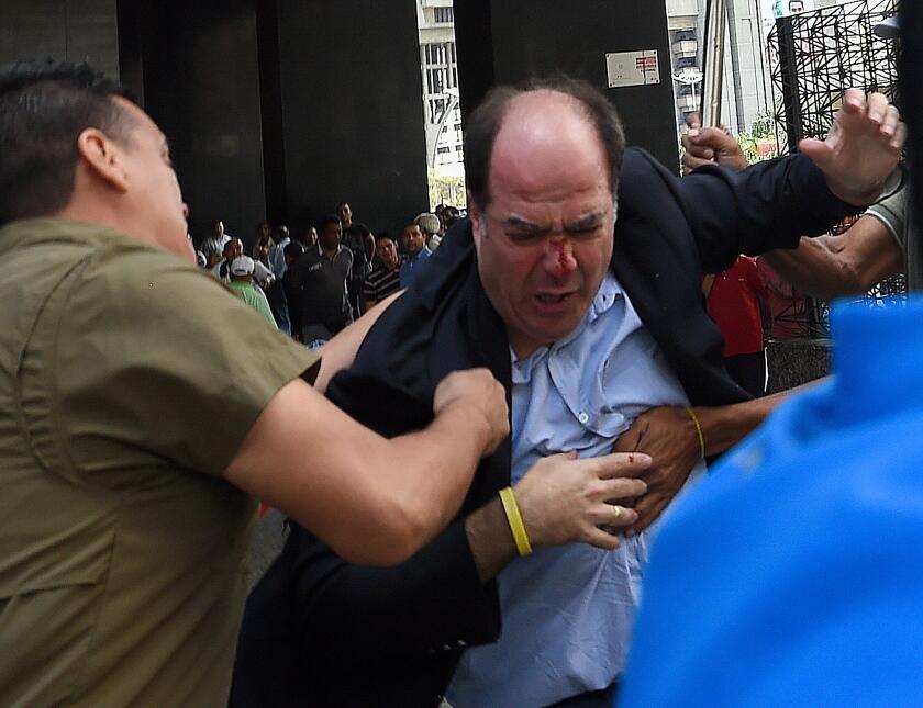 Venezuela: agreden a diputados opositores en protesta ante organismo ele...