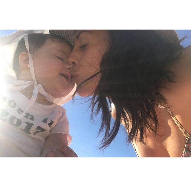 Zuria Vega y su hija