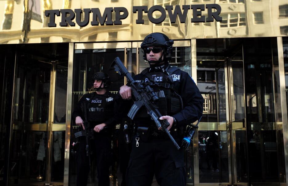 Agentes con armas largas controlan el acceso a la Torre Trump.