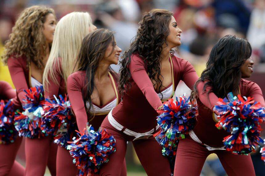 Con el frío las hermosas cheerleaders de la NFL lucen bellísimas enfunda...