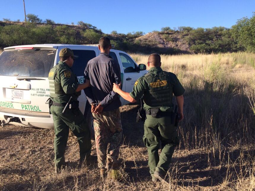 Patrulla Fronteriza arresta cuatro inmigrantes en el campo humanitario d...