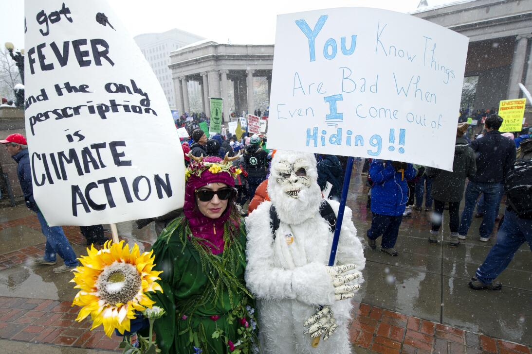 Bajo la nieve en plena primavera, en las calles de Denver, marcha una mu...