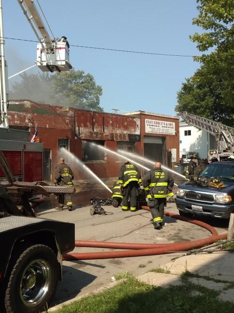 Bomberos tratan de apagar un incendio al norte del barrio de Lawndale....