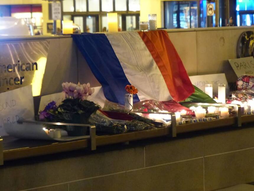 Realizan vigilia en Chicago por las víctimas del ataque terrorista a París.