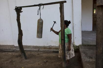 En la Mosquitia, el buceo es parte de la vida cotidiana. En la aldea pesquera de Kaukira, los fieles son llamados a misa con el sonido de un martillo que golpea un tanque de oxígeno vacío en lugar de una campana.