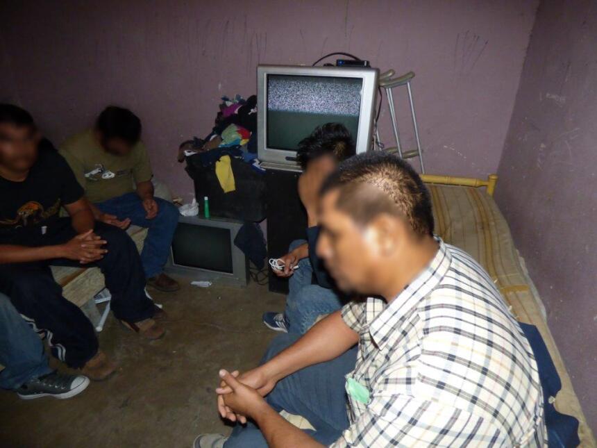 Hallan a 51 inmigrantes hacinados en una casa de seguridad en el sur de...