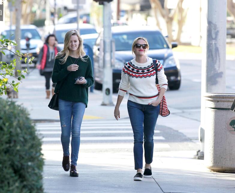 Reese y su hija, se ven freaky una junto a la otra WB_RWAHID151214_05.jpg