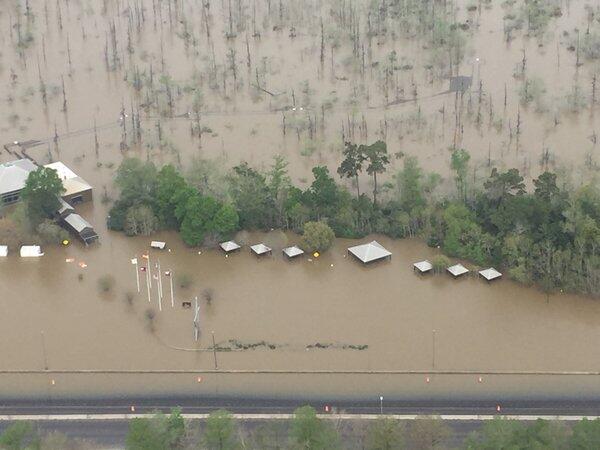 La interestatal 10 está parcialmente sumergida en la frontera de Texas y...