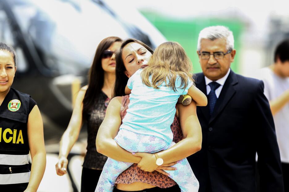 Rose Chacón tras recoger a su hija Adrianna Kent del helicóptero en Lima