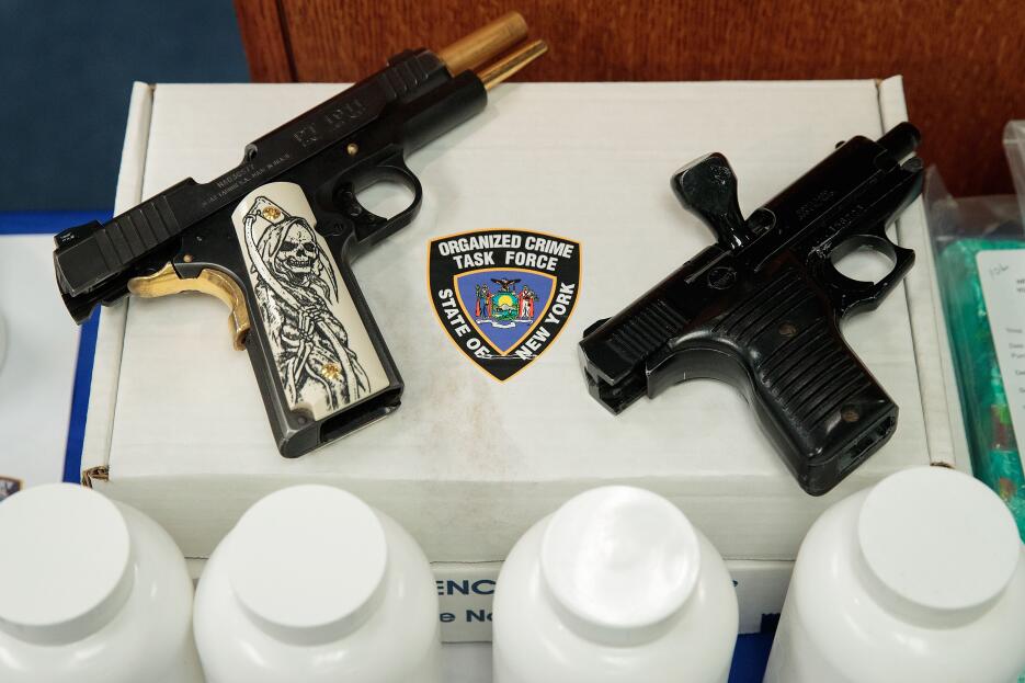 De las dos pistolas semiautomáticas recuperadas en el operativo, una tie...