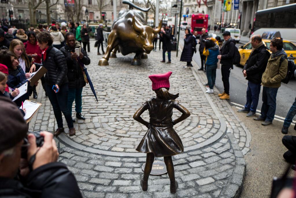 En el Día Internacional de la Mujer, la estatua de una niña desafía al i...