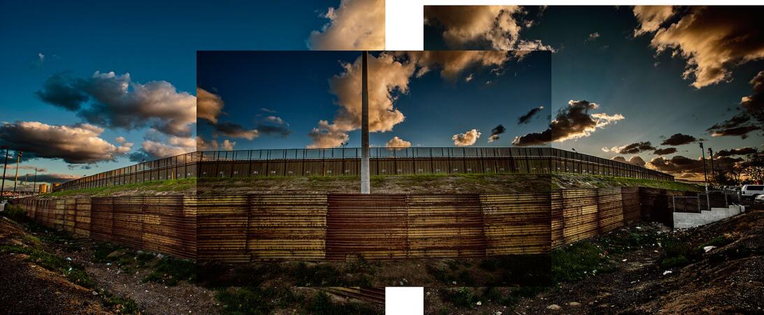Muro doble cerca de San Diego, California, en inmediaciones del río Tiju...