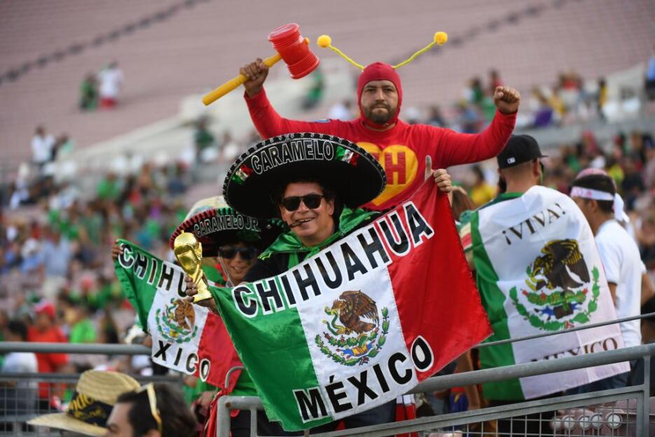 Aficionados mexicanos y jamaiquinos fueron a animar a sus equipos en el...