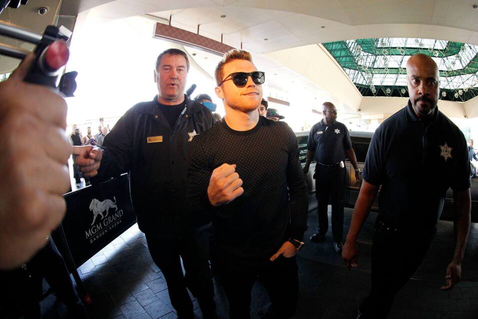 Saúl 'Canelo' Álvarez y Amir Khan llegaron a Las Vegas para su combate d...