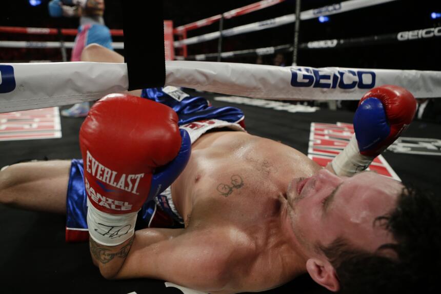 Miguel Cotto demolió a Daniel Geale AP12461422562.jpg