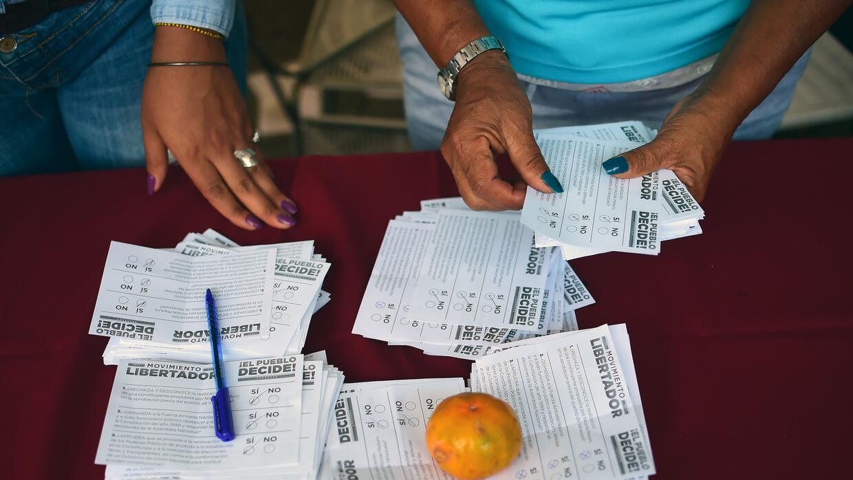 La oposición inicia el conteo de votos al cierre de la jornada de consul...