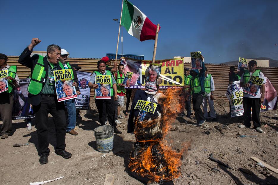 En fotos: Así quemaron una piñata de Trump al lado de la valla fronteriz...