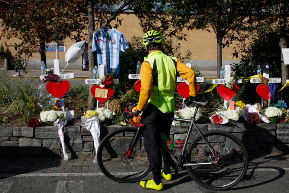 Un ciclista rinde tributo a las víctimas del ataque terrorista de este m...