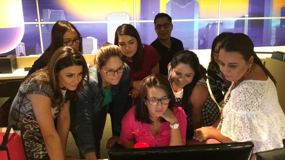 Algunos de los periodistas, editores y productores de Noticias 45 de Uni...