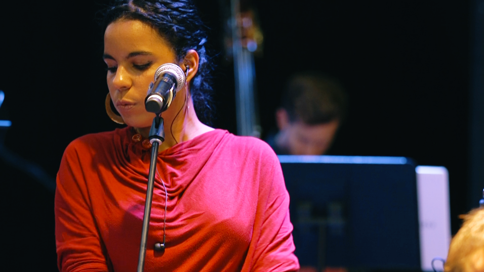 La rapera cubana llevó a cabo un concierto con Nu Deco Ensemble.
