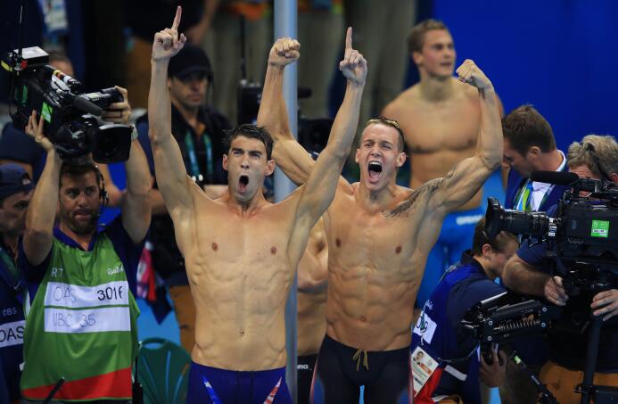 Michael Phelps, segundo relevista de Estados Unidos, elevó su récord de...