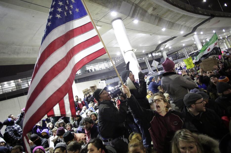 Protestas en Aeropuerto O'Hare para liberar a detenidos
